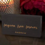 Personaliseer uw offerte Modern Christelijk Vergev Houten Kist Print<br><div class="desc">U kunt uw eigen gepersonaliseerde stijlvolle bord maken met een naam of datum onderaan en uw aangepaste korte inspirerend quote of bijbelvers. Deze minimalistische kleur op zwart in de moderne typografie is een Christelijk geloofscitaat, "Vergeven. Vrij. Voor altijd." Dit inspirerend spirituele citaat verwijst naar de vergeving en de vrijheid die...</div>