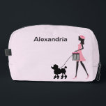 Personaliseer Vrouw in roze wandelende zwarte poed Toilettasje<br><div class="desc">Personaliseer deze vrouw in roze met een baret die een zwarte poedel loopt en voeg een naam toe.</div>