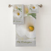 Personaliseer Witte Calla Lily met Vloeiing Bad Handdoek (Insitu)