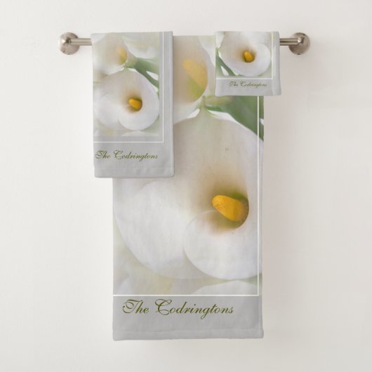 Personaliseer Witte Calla Lily met Vloeiing Bad Handdoek (Insitu)