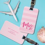 Personaliseren met de naam Miss Preppy Roze Stripe Bagagelabel<br><div class="desc">Stijlvol gepersonaliseerd bagagelabel met het woord "Miss" in roze penseelscript tegen een roze roze strepen patroonachtergrond. Pas dit label aan door placeholder tekst met uw informatie te vervangen en voor meer opties zoals om de doopvont te veranderen en het is grootte klikt de "aanpas"knoop. *Gelieve te merken op dat het...</div>