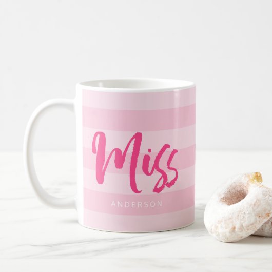 Personaliseren met de naam Miss Preppy Roze Stripe Koffiemok (Met donut)