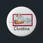 Personaliseren met naam - Button voor Superverplee<br><div class="desc">Een perfect cadeau dat je kunt aanpassen met een naam voor verpleegkundigen. Dit ontwerp show een Superverpleegster die op een spuit zit zoals op een raket. Het ontwerp is gemaakt in een cartoon stijl en maakt een grappig en humoristisch geschenk voor elke verpleegster in welk land dan ook. Deze illustratie...</div>