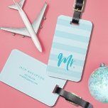Personaliseren met naam de heer Preppy Blue Stripe Bagagelabel<br><div class="desc">Stijlvol gepersonaliseerd bagagelabel met het woord "Mr" in blauw penseelschrift tegen een preppy blauwe strepen patroonachtergrond. Het maakt grote geschenken voor nieuwe huwelijken of jubilea. Bekijk hier de overeenkomende Mrs bagagelabel https://www.zazzle.com/personalize_with_name_mrs_preppy_blue_stripes_luggage_tag-256738246639730368?rf=238364477188679314 Personaliseer dit label door plaatsaanduidingstekst te vervangen door uw informatie en voor meer mogelijkheden, zoals om het lettertype en...</div>