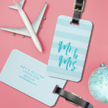 Personaliseren met naam Mr en Mrs Blue Stripes Bagagelabel<br><div class="desc">Stijlvol gepersonaliseerd bagagelabel met het woord "Mr. en Mrs." in blauw penseelscript tegen de moderne blauwe strepen patroonachtergrond. Het maakt geweldige cadeautjes voor nieuwe weds of trouwverjaardagen. Pas dit label aan door placeholder tekst met uw informatie te vervangen en voor meer opties zoals om de doopvont te veranderen en het...</div>