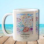 Personalizd Beach House Koffiemok<br><div class="desc">Deze Mok van het Koffiehuis van Beach is versierd met een mozaïek van schelpen en gekleurd glas. Eenvoudig aan te passen. Gebruik de Edit Verdere optie om de tekstgrootte, de stijl, of de kleur te veranderen als u wenst. Omdat wij ons kunstwerk creëer, zult u dit nauwkeurige afbeelding niet vinden...</div>