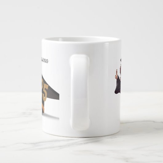 Personalized 2025 Black Gold Graduate Mug Grote Koffiekop (Achterkant)