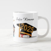 Personalized 2025 Black Gold Graduate Mug Grote Koffiekop (Rechts)