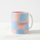 Personalized Baby Blue and Peach Wavy Checkered Tweekleurige Koffiemok (Voorkant rechts)