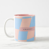 Personalized Baby Blue and Peach Wavy Checkered Tweekleurige Koffiemok (Links)