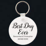 Personalized Best Day Ever Wedding Sleutelhanger<br><div class="desc">Personalized with your names and wedding date these "Best Day Ever" key ring is an elegant and fun herinnering favor for your guests. Beautiful,  eenvoudig,  script,  handwritten in type to delight you family and friends.</div>