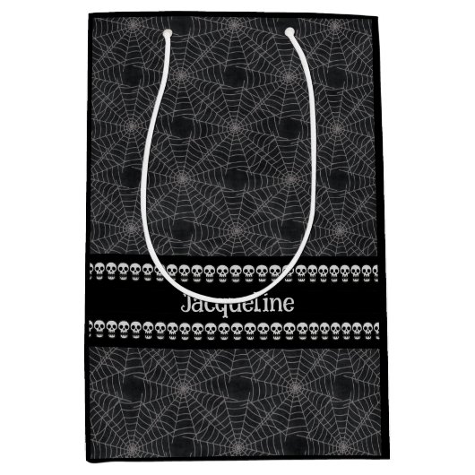 Personalized Black Gothic Skull and Spiderweb Name Medium Cadeauzakje (Voorkant)