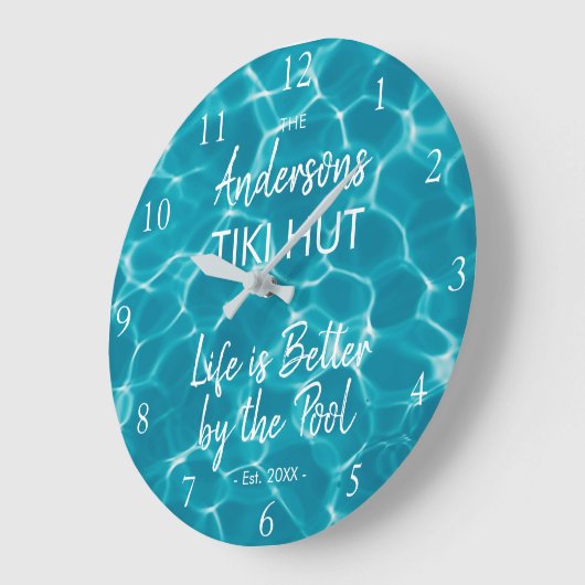 Personalized Blue Pool Family Name Tiki Hut Grote Klok (Hoek)