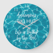 Personalized Blue Pool Family Name Tiki Hut Grote Klok (Voorkant)