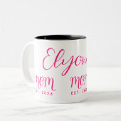 Personalized Bold  Name Est New Mom Pink Script  Tweekleurige Koffiemok (Voorkant links)