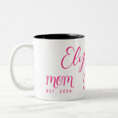 Personalized Bold  Name Est New Mom Pink Script  Tweekleurige Koffiemok (Links)