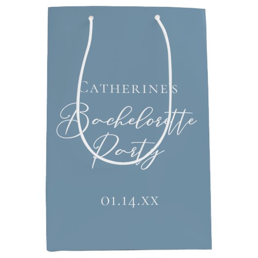 Personalized Chic Dusty Blue Bachelorette Party Medium Cadeauzakje (Voorkant)