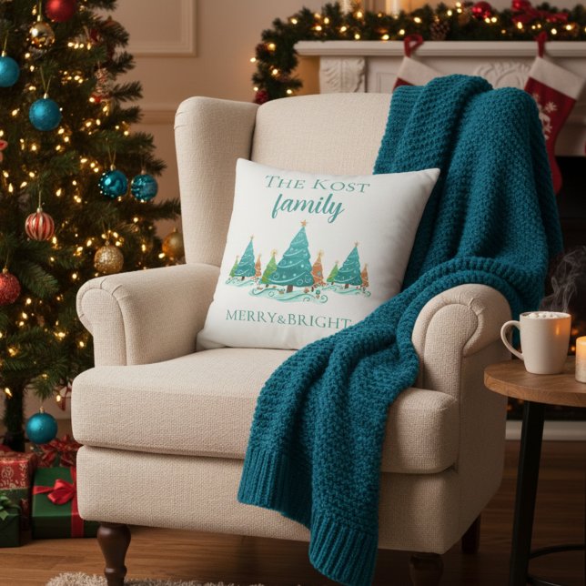 Personalized Christmas Throw Pillow Kussen (Celebrate the holidays this season with this fun personalized, "Merry & Bright" throw pillow! )