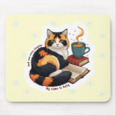 Personalized Cozy Calico Cat Reading Mousepad Muismat (Voorkant)