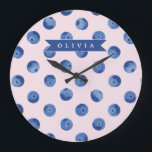 Personalized Cute Blueberry Watercolor Gift Name Grote Klok<br><div class="desc">With our Customized Blueberry Watercolor Collection, you can add a cheerful splash of color and individuality to daily life! These personalized pieces are meant to make anyone smile, whether you're shopping for yourself or looking for that ideal present. Every piece in the collection has a bright, hand-painted blueberry design in...</div>