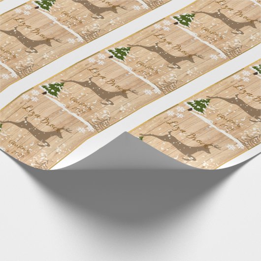 Personalized doe Christmas bauble wooden backgroun Cadeaupapier (Hoek)