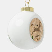 Personalized doe Christmas bauble wooden backgroun Keramische Bal Ornament (Links)