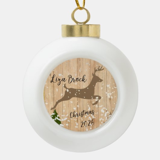 Personalized doe Christmas bauble wooden backgroun Keramische Bal Ornament (Voorkant)