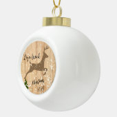 Personalized doe Christmas bauble wooden backgroun Keramische Bal Ornament (Rechts)
