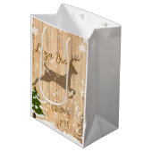 Personalized doe Christmas bauble wooden backgroun Medium Cadeauzakje (Voorkant Gekanteld)