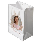 Personalized Easter Bunny Photo Gift Bag Medium Cadeauzakje (Voorkant Gekanteld)