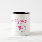 Personalized Elegant New Mom Name Est Pink Script  Tweekleurige Koffiemok (Center)