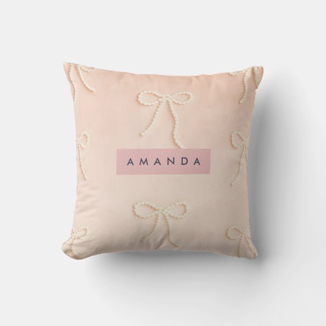 Personalized Elegant Pearl Bow in Soft Blush Kussen (Voorkant)