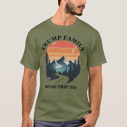 Personalized Family Trip Retro Mountain Sun T-shirt (Voorkant)
