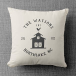 Personalized Farmhouse Barn Family Name Kussen<br><div class="desc">Bring cozy farmhouse charm to your sofa or entry bench with this personalized throw pillow featuring a simple barn illustration, weather vane, and your family name in rustic typography. Customizable text fields let you add your hometown and established year, creating a one-of-a-kind accent for your farmhouse, lake house, or country...</div>