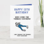 Personalized Funny 13th Birthday | Teenager Kaart<br><div class="desc">13e Birthday kaart om een kind te vieren dat een tiener wordt. Een afbeelding van een tiener op de vloer met de woorden "HIER KOMEN DE TEENAGE TANTRUMS! ... EN IK DACHT DAT DE VERSCHILLENDE TWEE BAD WAS."</div>