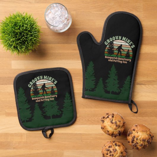 Personalized Funny Sasquatch Sanctuary Ovenwant & Pannenlap Set (Top down)