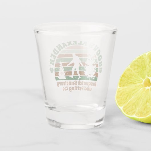 Personalized Funny Sasquatch Sanctuary Shot Glas (Achterkant)