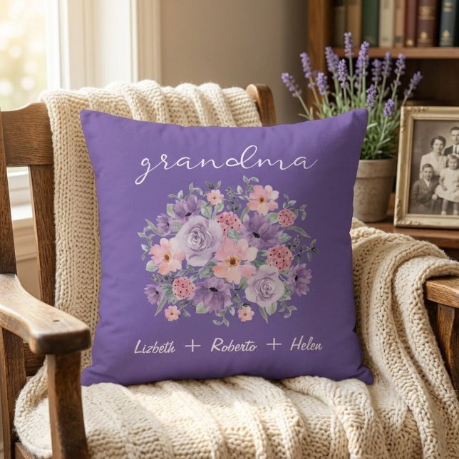 Personalized Grandma Pillow with Rose Bouquet Kussen (Creator heeft geüpload)