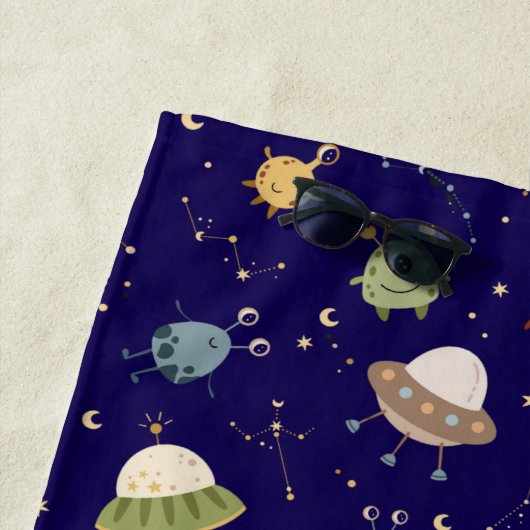 Personalized Kids' Alien & Spaceship Strandlaken (In situ)