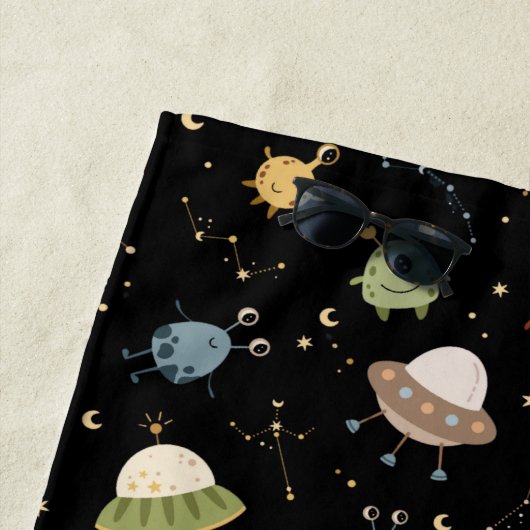 Personalized Kids' Alien & Spaceship Strandlaken (In situ)