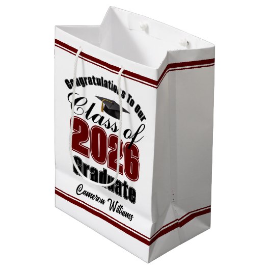 Personalized Maroon Class of 2026 Graduation Medium Cadeauzakje (Voorkant Gekanteld)