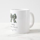 Personalized Merry Christmas | Green Plaid Bow Grote Koffiekop (Voorkant rechts)