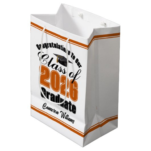 Personalized Orange Class of 2026 Graduation Medium Cadeauzakje (Voorkant Gekanteld)