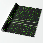 Personalized Pattern of green shamrocks with pearl Cadeaupapier (Uitgerold)