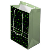 Personalized Pattern of green shamrocks with pearl Medium Cadeauzakje (Voorkant Gekanteld)