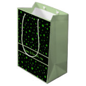Personalized Pattern of green shamrocks with pearl Medium Cadeauzakje (Achterkant Gekanteld)