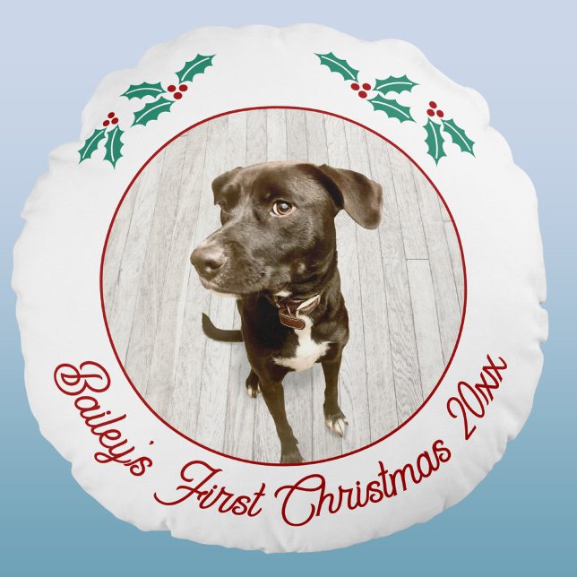 Personalized Pet Puppy Dog First Christmas Photo Rond Kussen (Puppy dog first Christmas personalized custom text and name pet photo pillow with Holly)