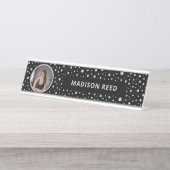 Personalized Photo with Pearls Circle on Black Bureau Naambordje (Voorkant)