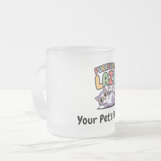 Personalized Purrfectly Lazy Cat Custom Pet Name C Matglas Koffiemok (Voorkant links)