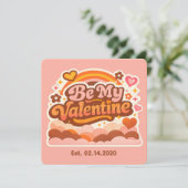 Personalized Retro Groovy Love Editable Date & Mes Kaart (Staand voorkant)